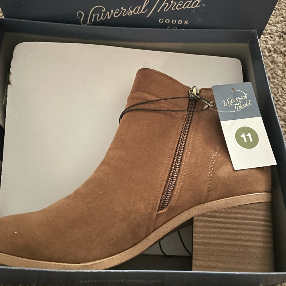 Universal thread ankle boots size 11